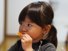 ピザを食べる子供